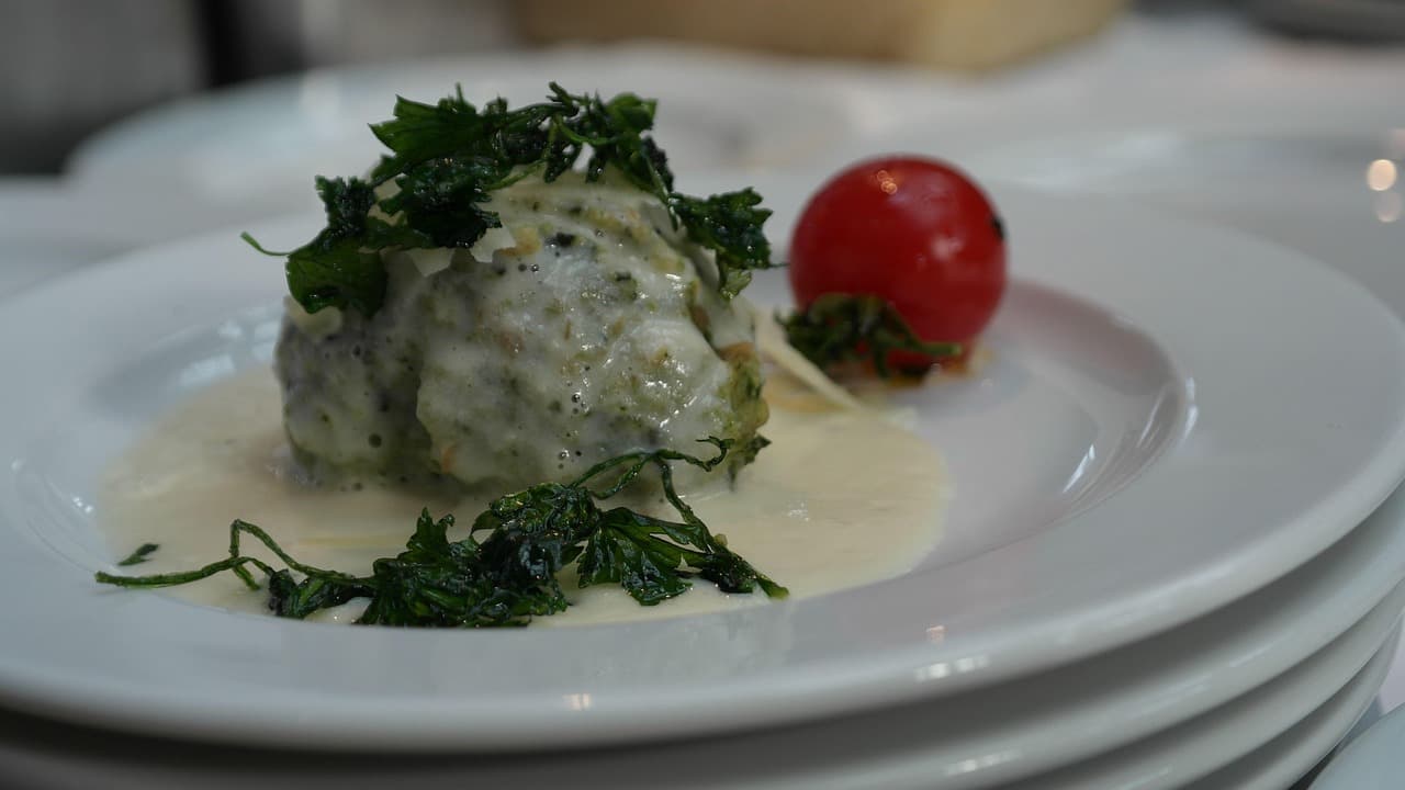 Vegetarische Spinatknödel: Ein Herzhaftes Alpenländisches Gericht - Schritt 4