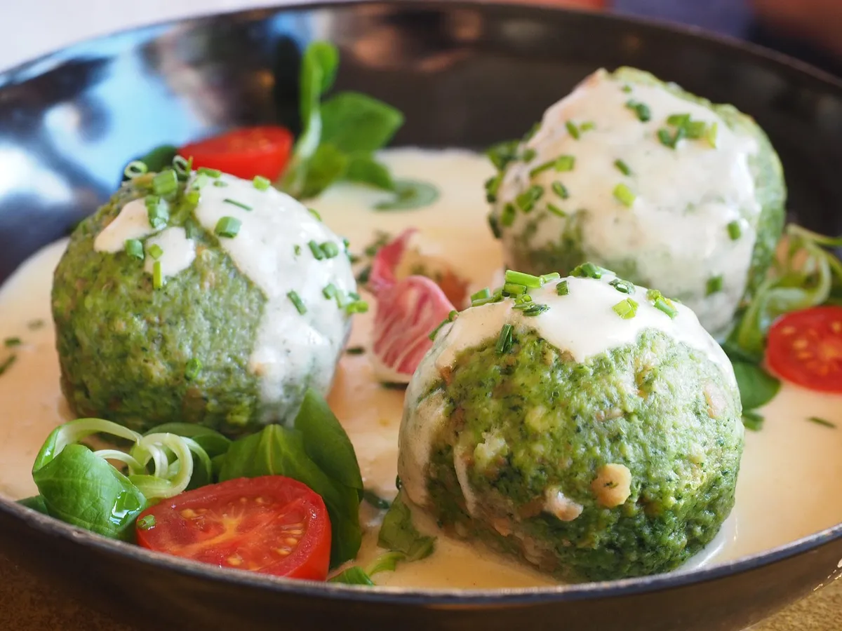 Vegetarische Spinatknödel: Ein Herzhaftes Alpenländisches Gericht